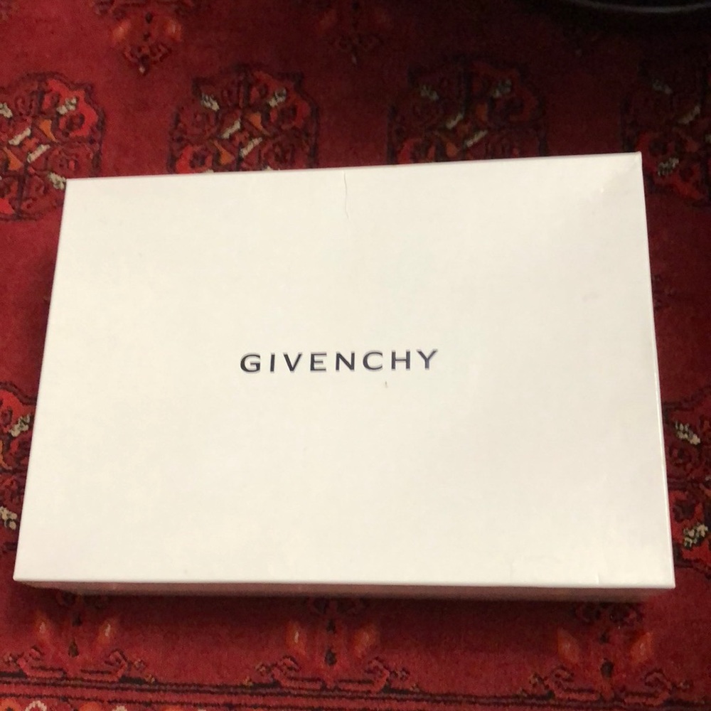 GIVENCHY AUTHENTIC SHOW BOX